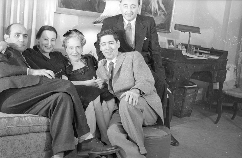 Three-portrait of the siblings (with mother Rosina and Gladys’ husband Herbert Kahn)